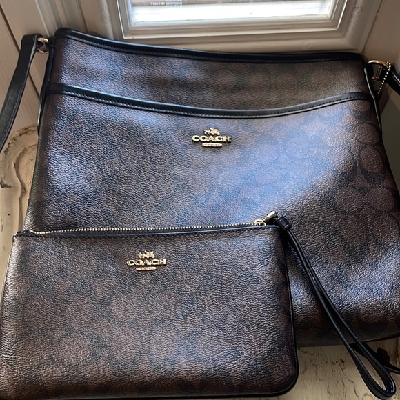 Brand new without tags includes wristlet - Picture 3 of 3